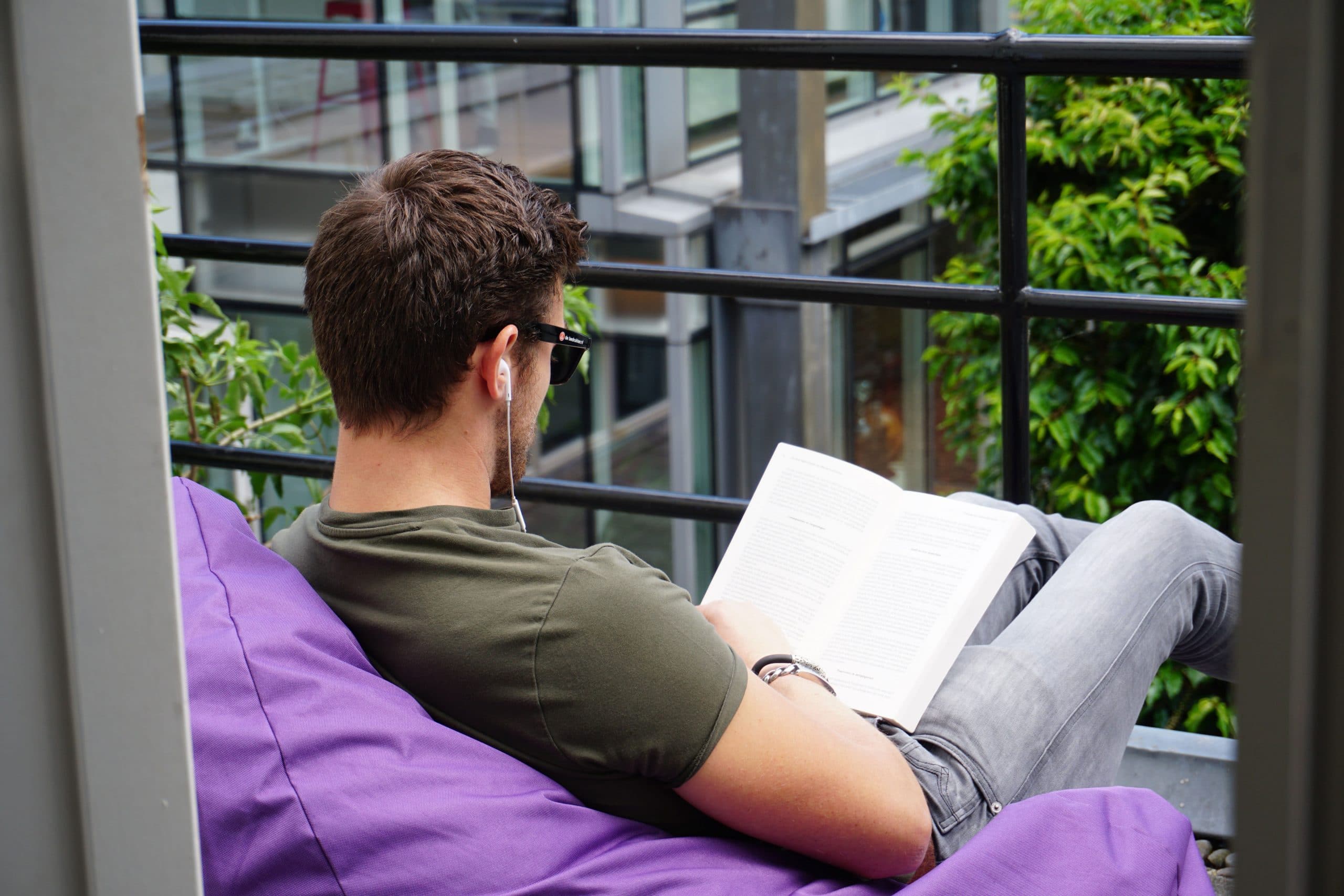 Medewerker van Brand Solutions leest een boek tijdens een pauze
