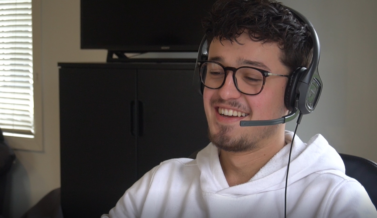 Brand Solutions-verkoper met headset tijdens een salesgesprek
