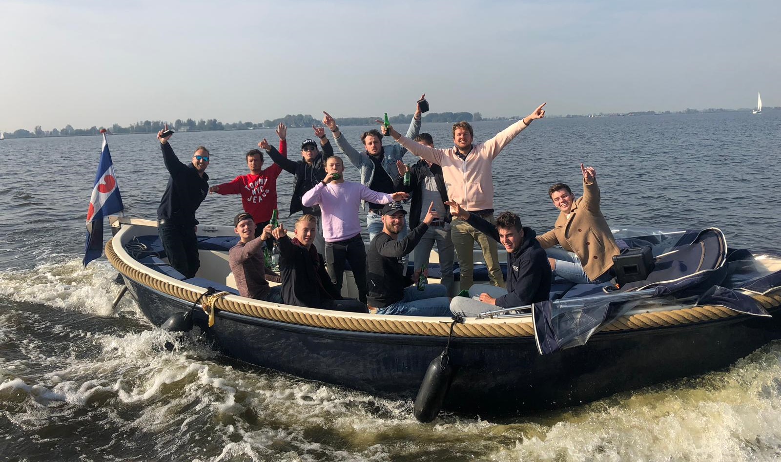 Het team van Brand Solutions samen tijdens een teamuitje